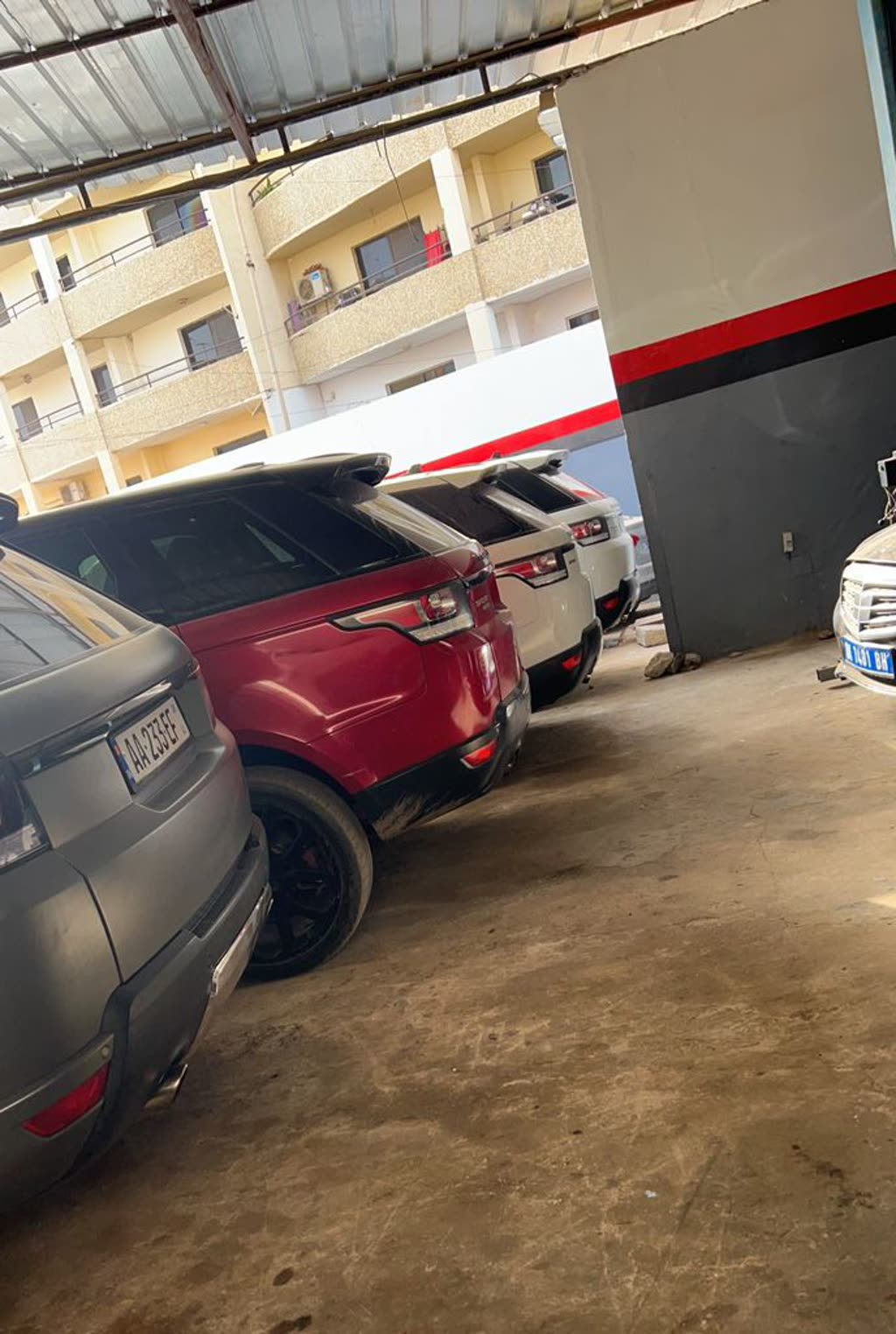 Intérieur du garage Carfix avec voitures premium