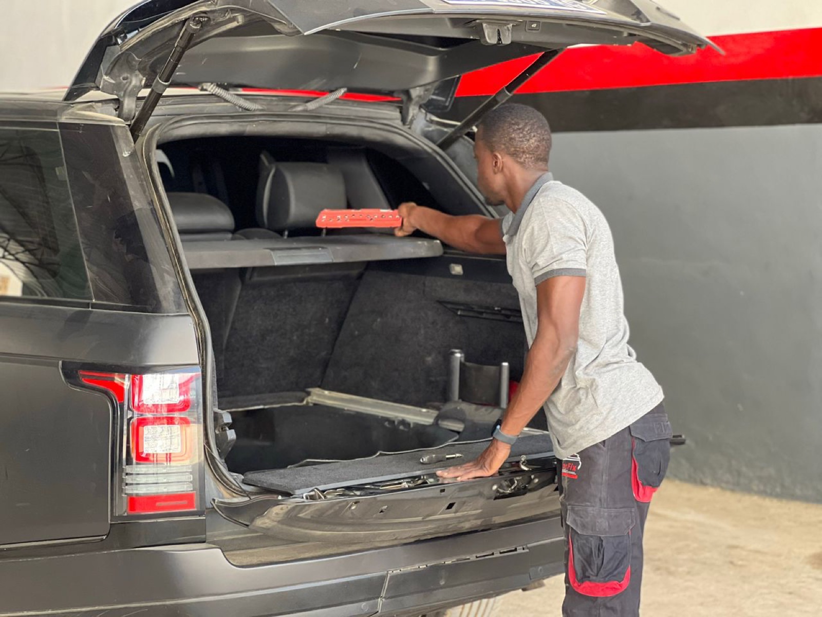 Technicien Carfix au travail